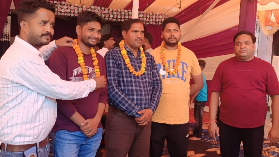 मनोनीत हुए पदाधिकारियों का माला पहनाकर स्वागत करते हुए