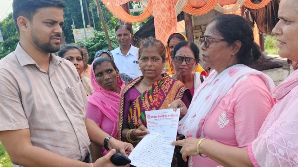 बदायूं में मानदेय बढ़ाने की मांग को लेकर प्रदर्शन करतीं आंगनबाड़ी कार्यकर्ता