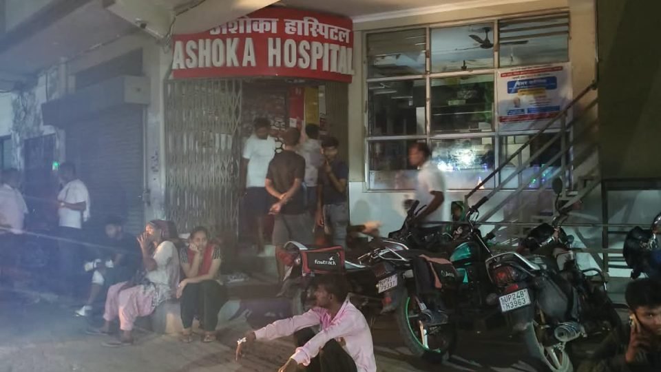 बदायूं के अशोका हॉस्पिटल में बिजली गुल होने से परेशान मरीज और तीमारदार