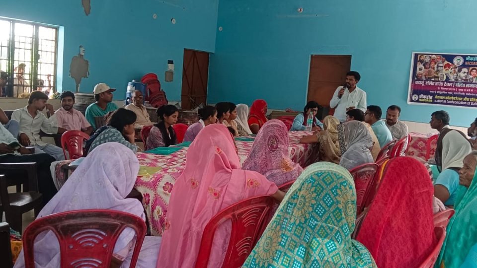 बदायूं के वजीरगंज में दलित समाज के सशक्तिकरण को लेकर आयोजित राउंड टेबल में शामिल लोग