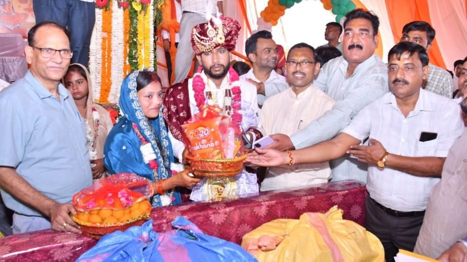 बदायूं में मुख्यमंत्री सामूहिक विवाह योजना के समारोह में नवविवाहित जोड़े और अतिथि