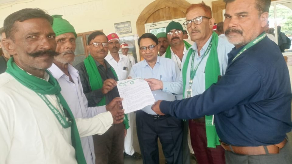 बदायूं तहसील सदर में एसडीएम को फसल नुकसान के मुआवजे की मांग का ज्ञापन सौंपते किसान