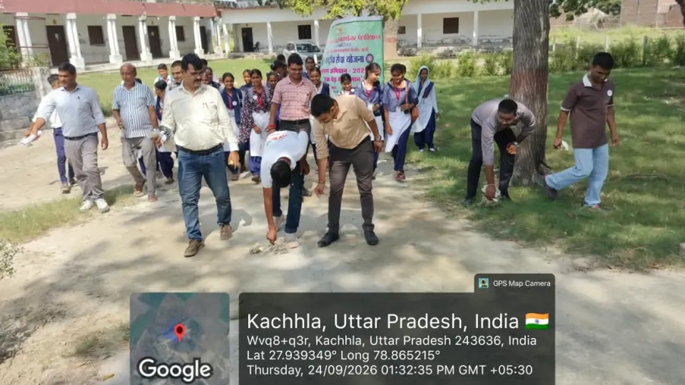 कछला के जीबी पंत महाविद्यालय में स्वच्छता जागरूकता रैली निकालते छात्र-छात्राएं और युवा स्वयंसेवक
