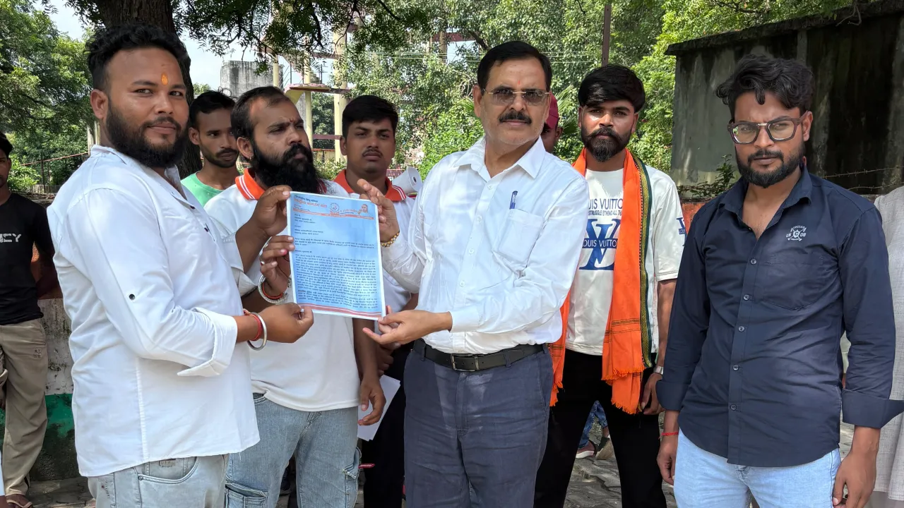 बदायूं के म्याऊं ब्लॉक पर गौशाला मामले में धरना देते राष्ट्रीय बजरंग दल के कार्यकर्ता