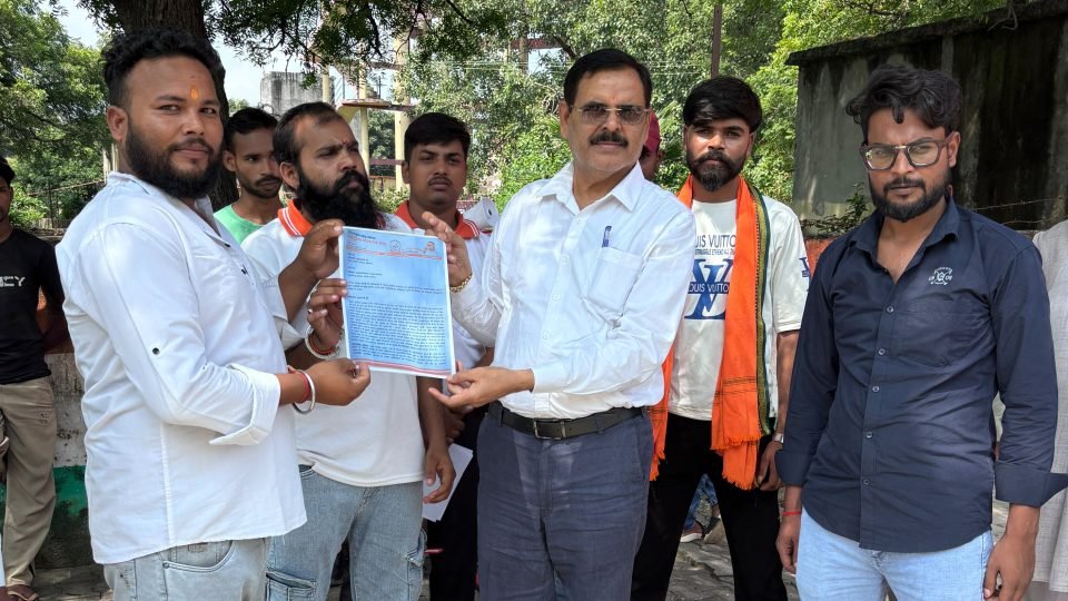 बदायूं के म्याऊं ब्लॉक पर गौशाला मामले में धरना देते राष्ट्रीय बजरंग दल के कार्यकर्ता