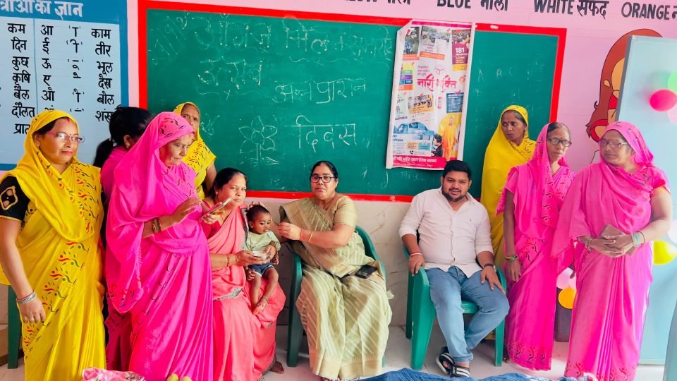 बदायूं के आंगनवाड़ी केंद्र पर आंगन उत्सव में महिलाओं का सम्मान करते हुए