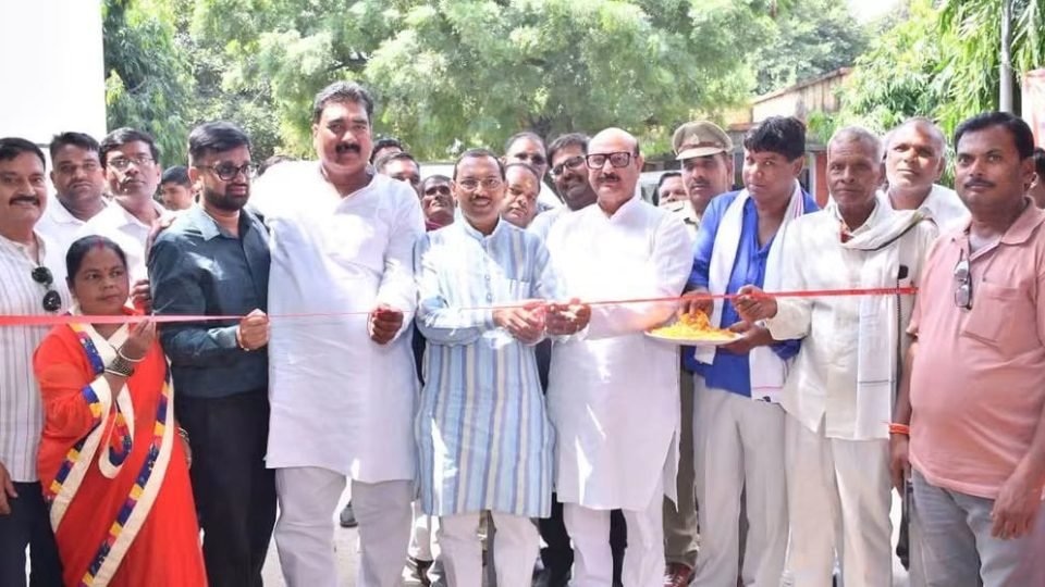 बदायूं में सेवा संकल्प अभियान के तहत पौधारोपण करते जनप्रतिनिधि और कार्यकर्ता