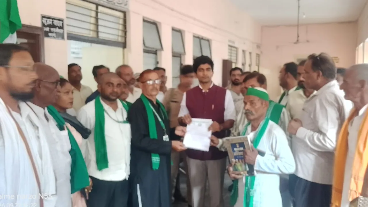 बदायूं सदर तहसील में किसानों की समस्याओं को लेकर ज्ञापन सौंपते भाकियू कार्यकर्ता