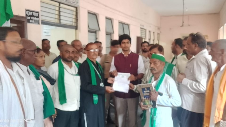 बदायूं सदर तहसील में किसानों की समस्याओं को लेकर ज्ञापन सौंपते भाकियू कार्यकर्ता