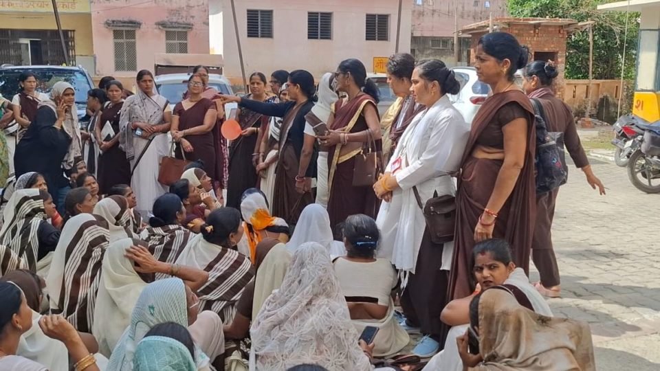 बदायूं में मानदेय बढ़ाने की मांग करतीं आशा संगिनियां।