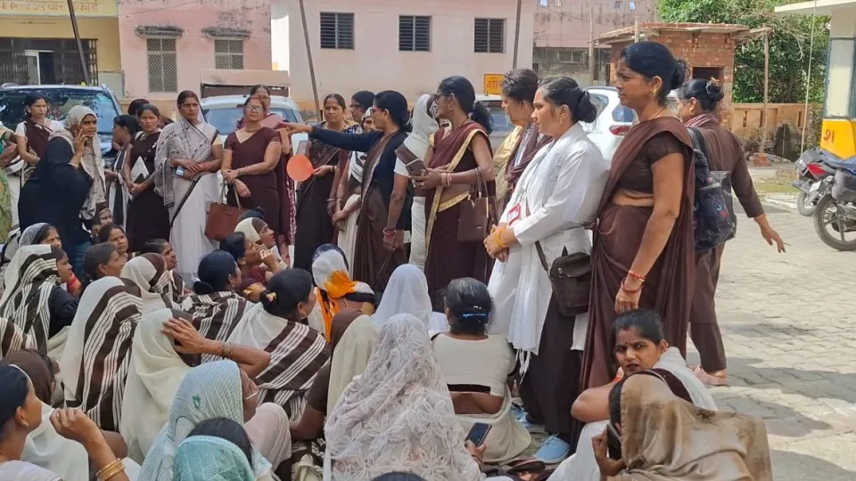 बदायूं में मानदेय बढ़ाने की मांग करतीं आशा संगिनियां।