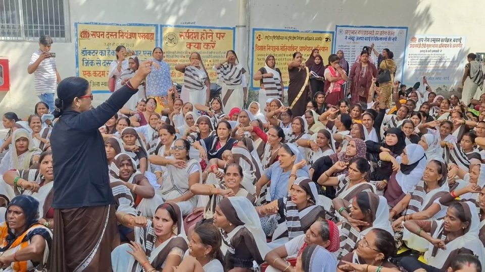 26 हजार मानदेय और राज्य कर्मचारी का दर्जा नहीं मिला तो करवा चौथ पर लखनऊ में धरना देंगी आशा संगिनियां - फोटो 2