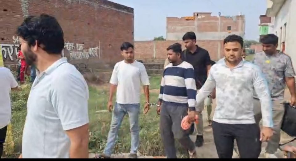 अलापुर में दिल्ली पुलिस की दबिश,10 लाख नकद और 500 ग्राम हेरोइन बरामद - फोटो 2