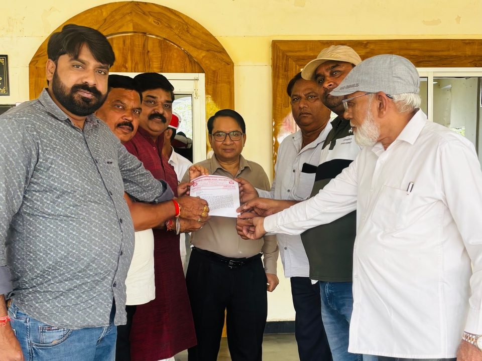 बदायूं में जिलाध्यक्ष नवनीत गुप्ता शोंटू के नेतृत्व में व्यापारियों का प्रतिनिधिमंडल आठ सूत्रीय ज्ञापन सौंपते हुए