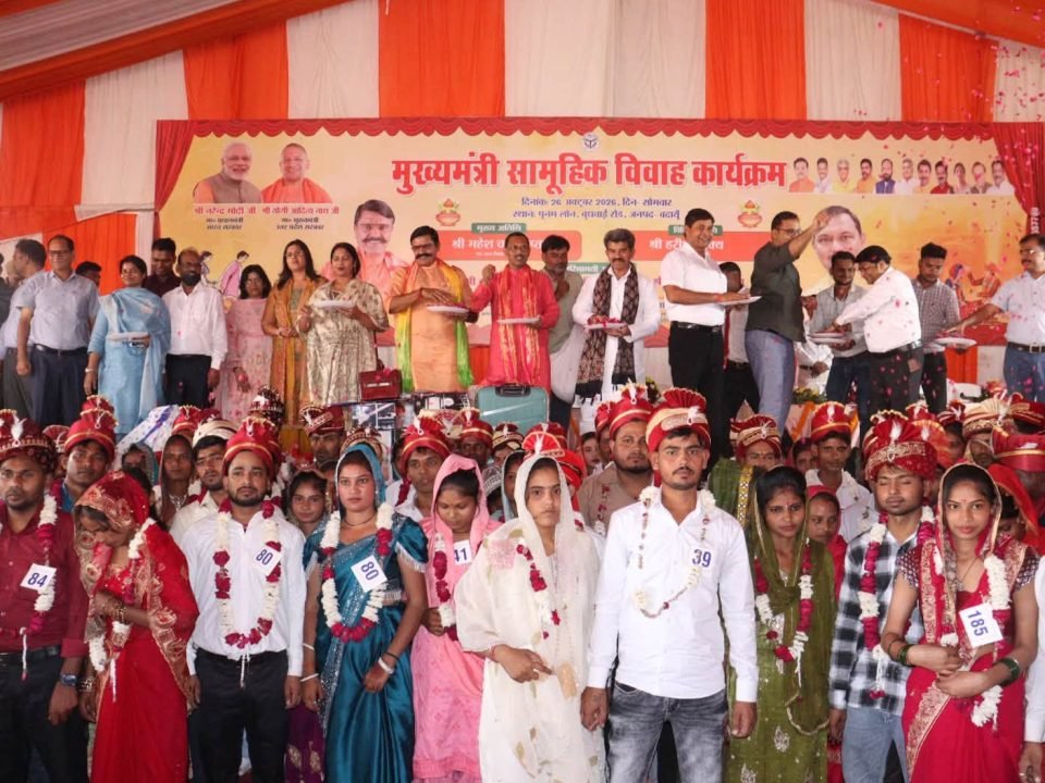 मुख्यमंत्री सामूहिक विवाह समारोह में बदायूं में नवविवाहित जोड़ों को शुभकामनाएं देते जनप्रतिनिधि।