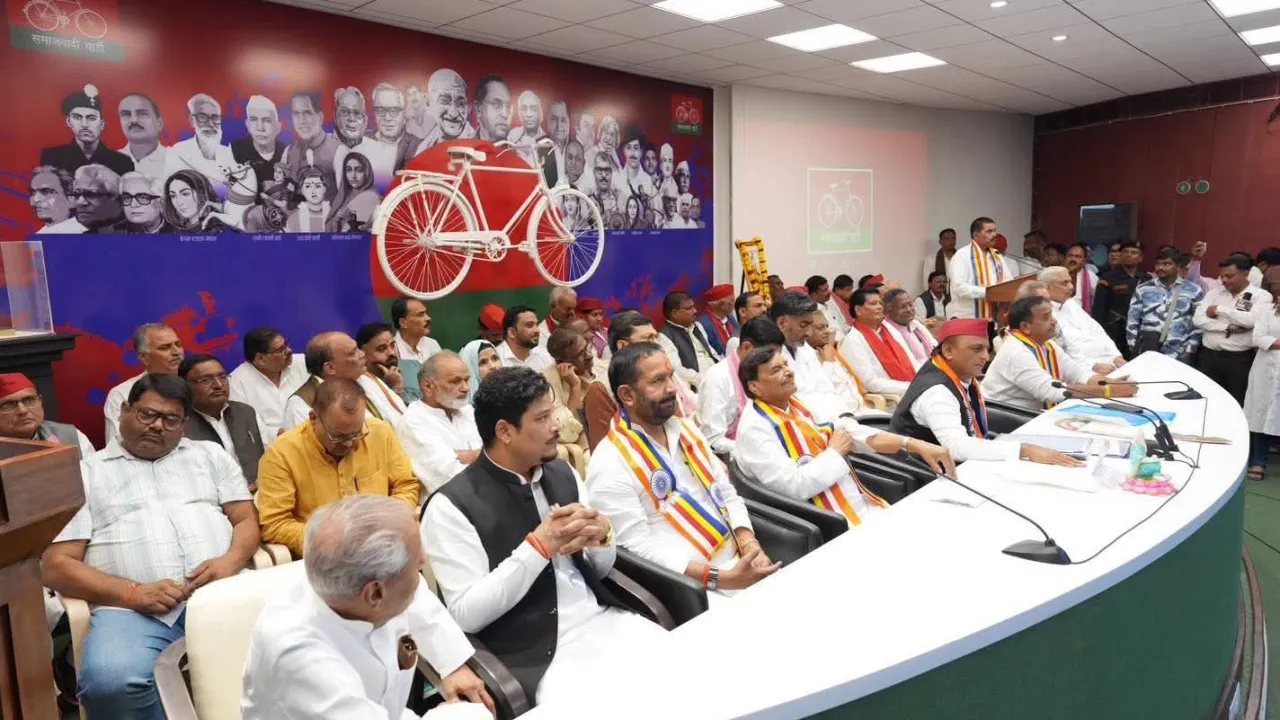 सिनोद शाक्य और कुशाग्र सागर सपा में शामिल, अखिलेश यादव के साथ