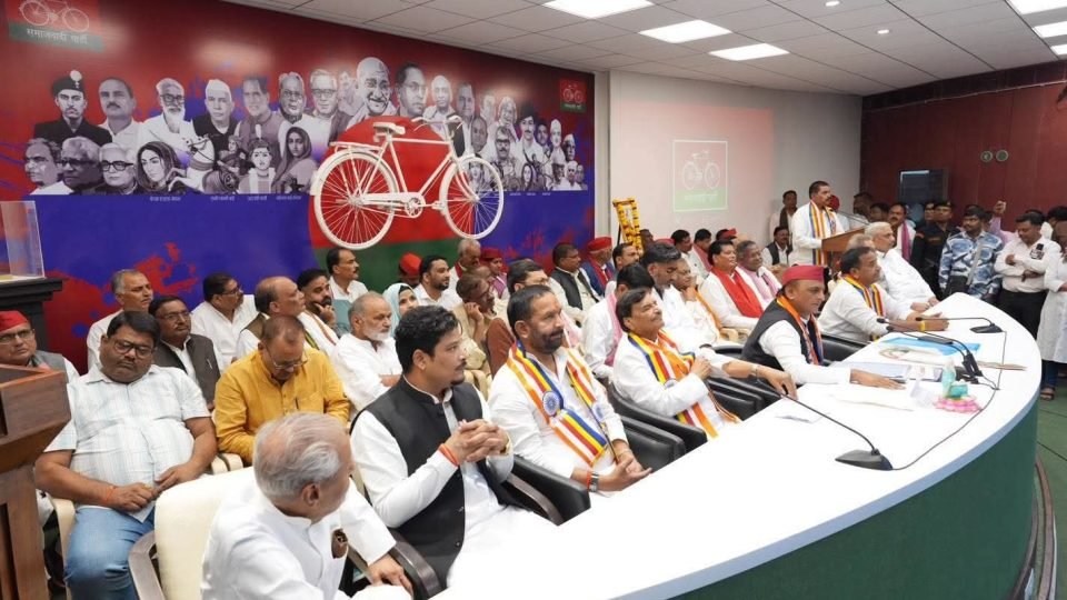 सिनोद शाक्य और कुशाग्र सागर सपा में शामिल, अखिलेश यादव के साथ