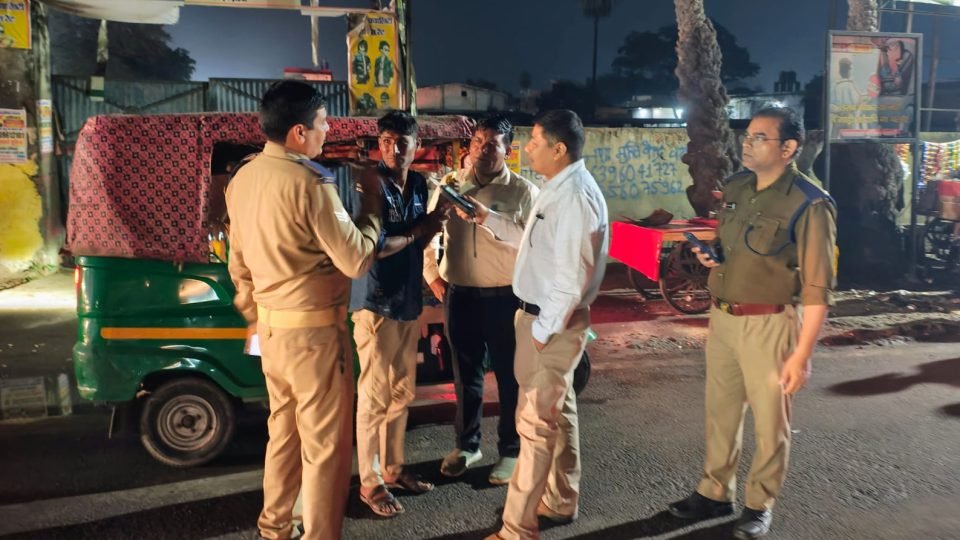 बदायूं में परिवहन विभाग की कार्रवाई के दौरान सीज किए गए वाहन।