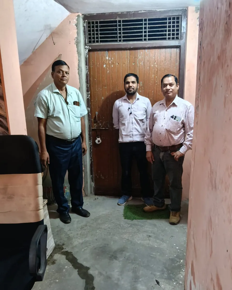 बदायूं में छह चिकित्सा प्रतिष्ठानों को सील करती स्वास्थ्य विभाग की टीम