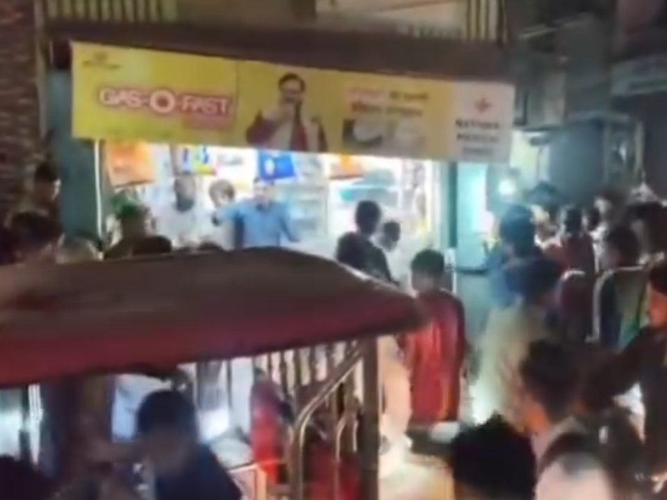 बदायूं के रजी चौक पर देर रात कथित पारिवारिक विवाद के दौरान जुटी भीड़, वायरल वीडियो का दृश्य।