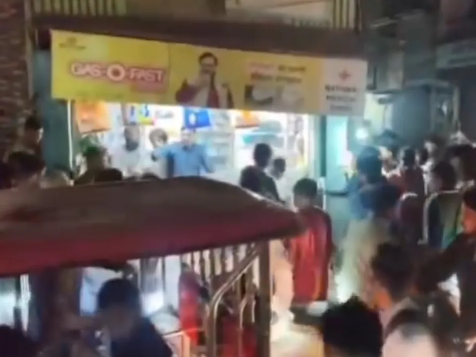 बदायूं के रजी चौक पर देर रात कथित पारिवारिक विवाद के दौरान जुटी भीड़, वायरल वीडियो का दृश्य।