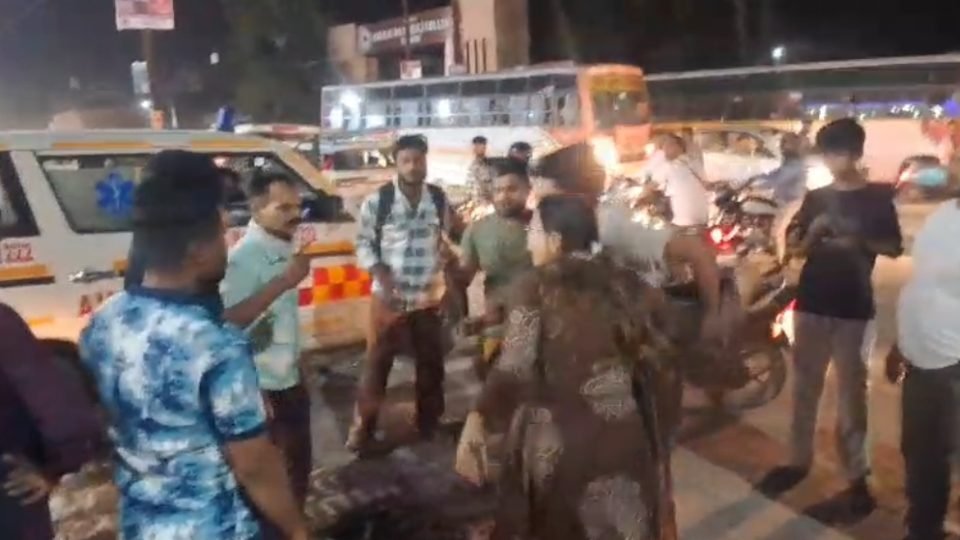 दास कॉलेज के सामने युवक से मारपीट के बाद जुटी लोगों की भीड़