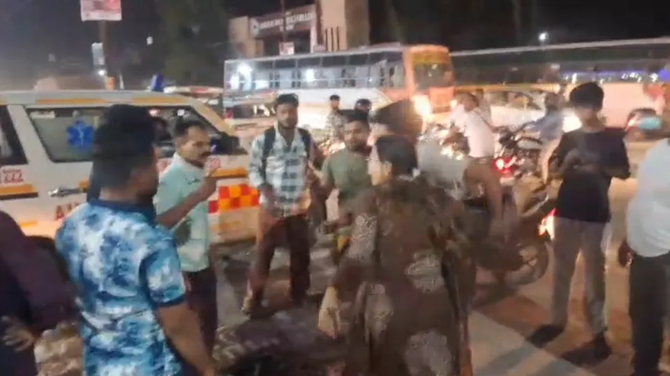दास कॉलेज के सामने युवक से मारपीट के बाद जुटी लोगों की भीड़