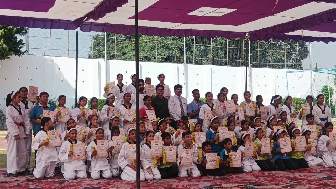 ब्लूमिंगडेल स्कूल बदायूं में ताइक्वांडो येलो बेल्ट परीक्षा के दौरान तकनीकों का प्रदर्शन करते खिलाड़ी।