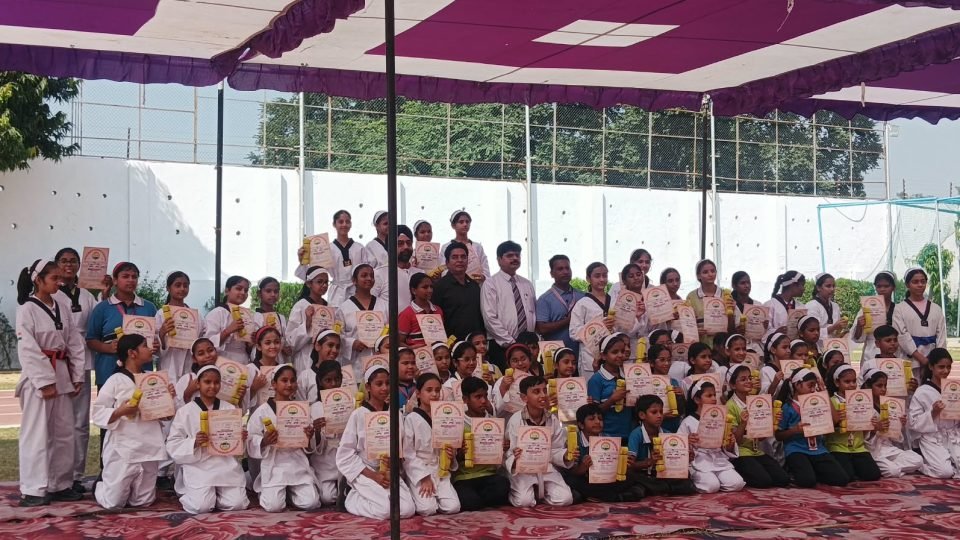 ब्लूमिंगडेल स्कूल बदायूं में ताइक्वांडो येलो बेल्ट परीक्षा के दौरान तकनीकों का प्रदर्शन करते खिलाड़ी।