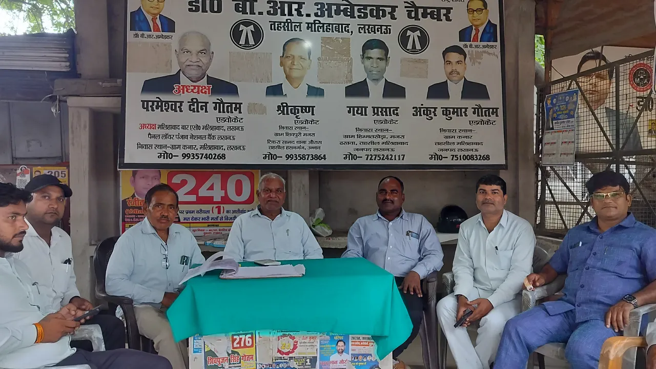 गुरुदयाल भारती मलीहाबाद तहसील में अधिवक्ताओं से मुलाकात करते हुए
