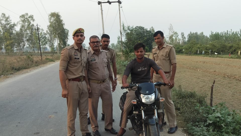 बदायूं के जगत-सखानू बाईपास पर अलापुर पुलिस का सघन चेकिंग अभियान।
