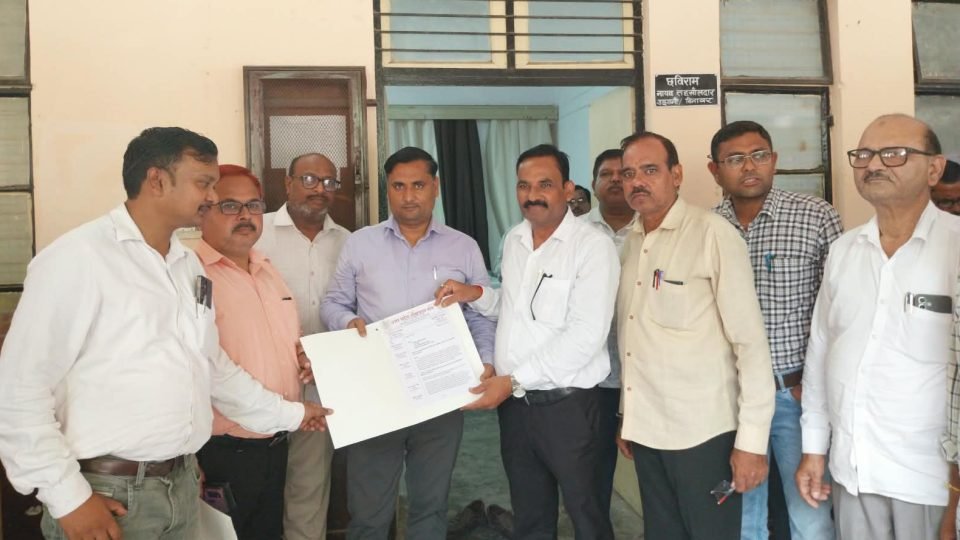 बदायूं तहसील में लंबित मांगों को लेकर प्रदर्शन करते लेखपाल