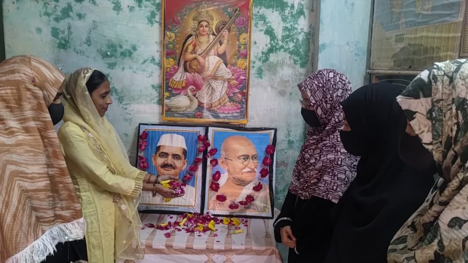 मदरसा पैराडाइज अलापुर में गांधी और शास्त्री जयंती समारोह में विद्यार्थी