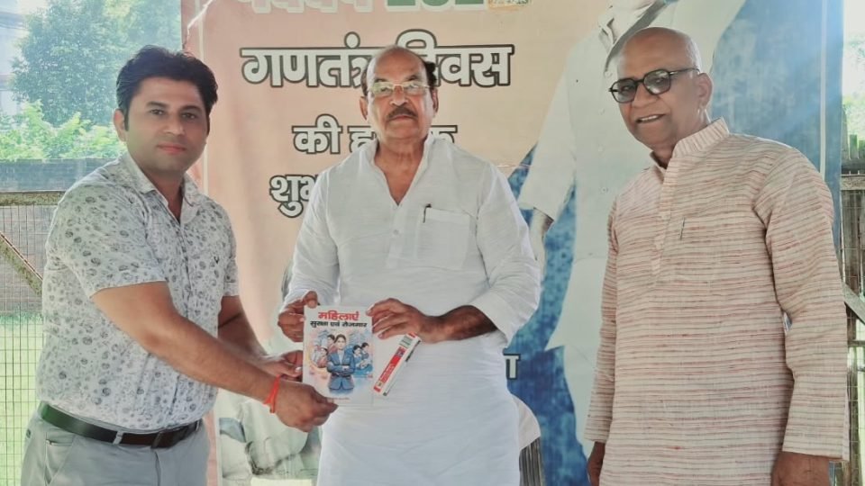 पूर्व राज्यसभा सांसद डीपी यादव से साहित्यकार डॉ. त्रिवेन्द्र कुमार सिंह की शिष्टाचार भेंट