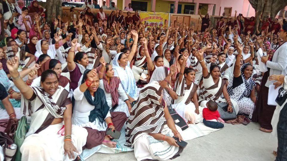 बदायूं में मानदेय वृद्धि की मांग को लेकर सीएमओ को ज्ञापन सौंपतीं आशा संगिनियां