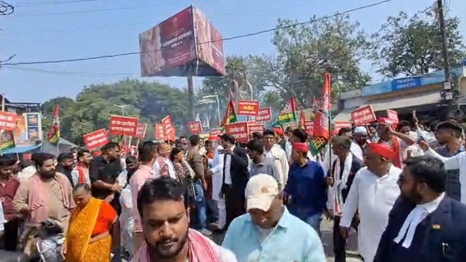 बदायूं में मुख्य चुनाव आयुक्त ज्ञानेश कुमार के खिलाफ प्रदर्शन करते सपा कार्यकर्ता