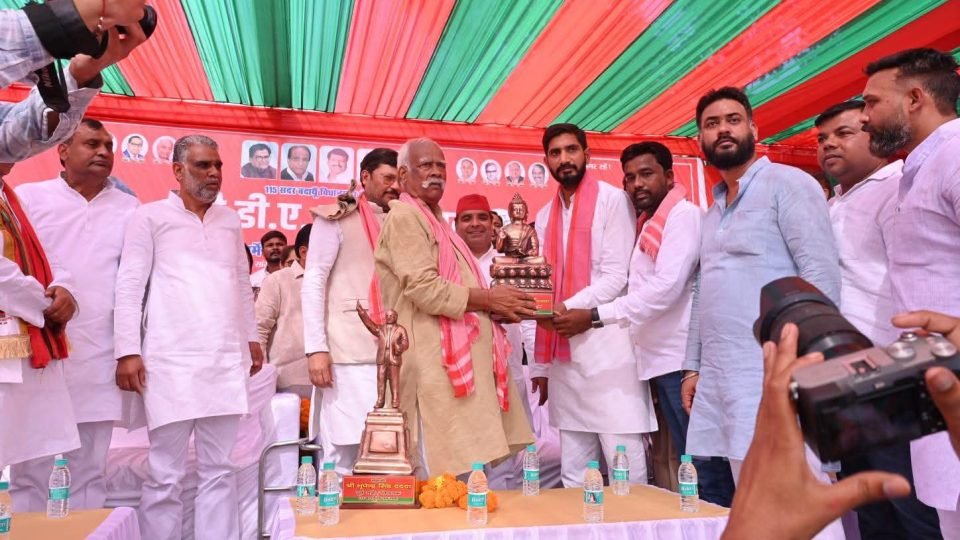 बदायूं के गुलड़िया में PDA महापंचायत के दौरान सांसद धर्मेंद्र यादव और अन्य सपा नेता