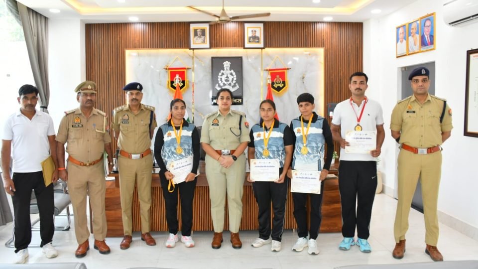 बदायूं के पुलिस खिलाड़ियों को पदक जीतने पर सम्मानित करते एसएसपी