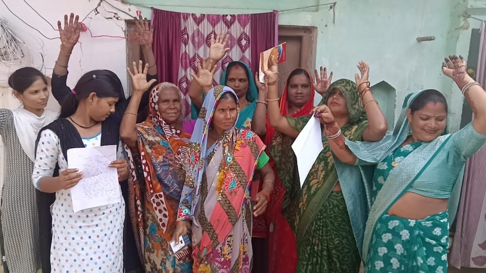 बदायूं के नरेली माहोरा गांव में स्वयं सहायता समूह की महिलाएं समूह सखी पर वसूली के आरोप लगाते हुए।