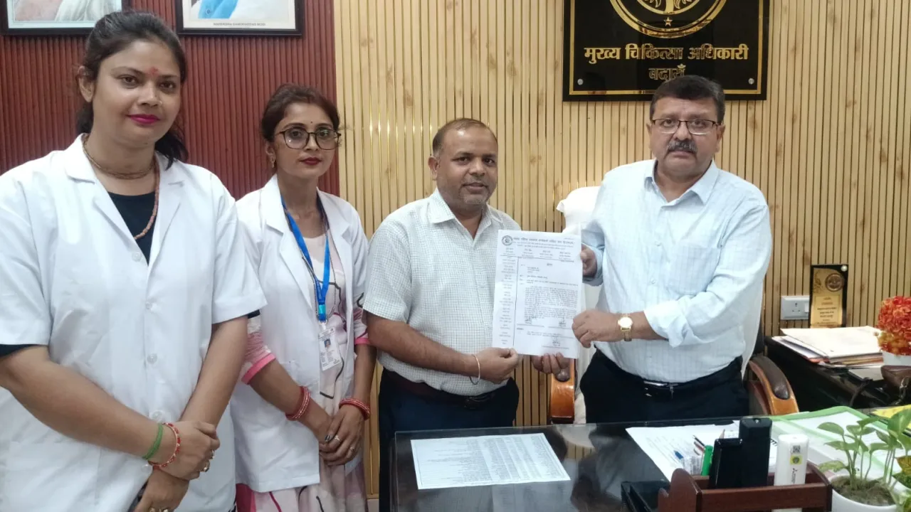 बदायूं सीएमओ कार्यालय पर स्थायीकरण और समान वेतन की मांग को लेकर धरना देतीं संविदा एएनएम