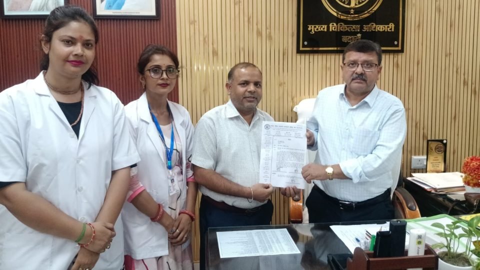 बदायूं सीएमओ कार्यालय पर स्थायीकरण और समान वेतन की मांग को लेकर धरना देतीं संविदा एएनएम