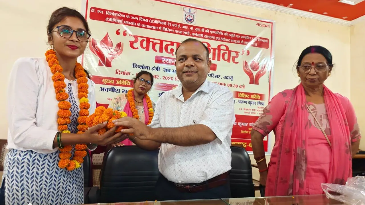 बदायूं में संविदा एएनएम संघ की बैठक में मांगों पर चर्चा करते पदाधिकारी
