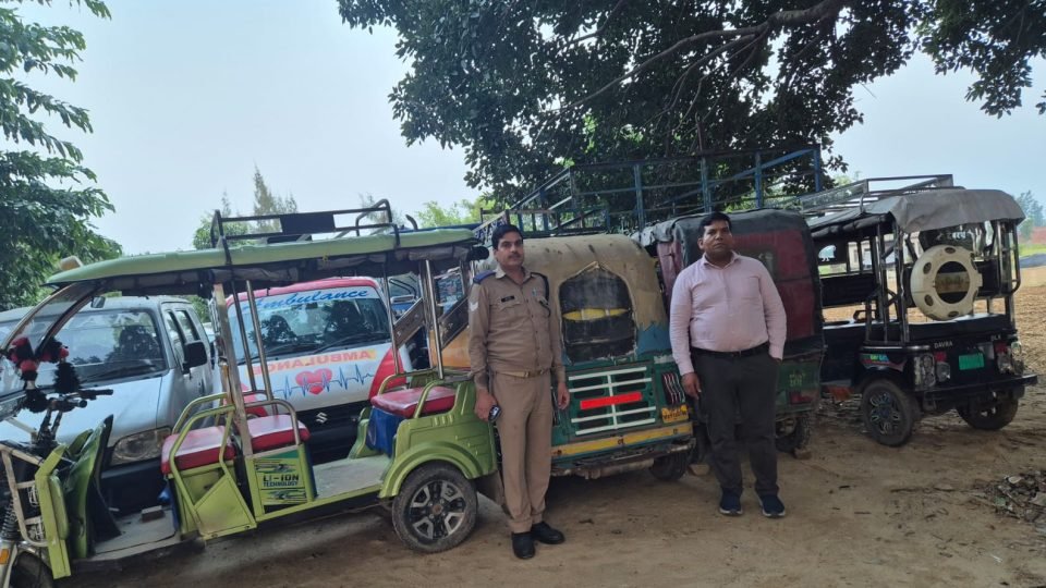 बदायूं में स्कूली बच्चों को ले जा रहे ई-रिक्शा की परिवहन विभाग द्वारा चेकिंग