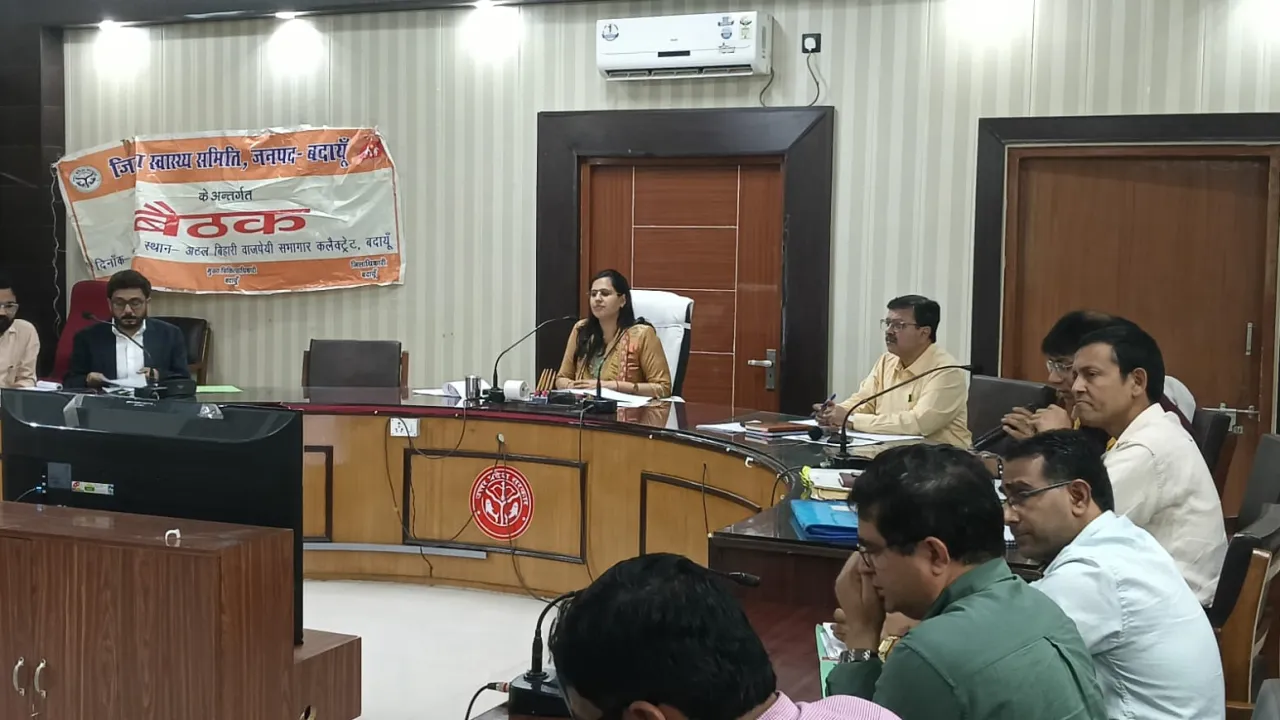 बदायूं में जिला स्वास्थ्य समिति की बैठक में स्वास्थ्य योजनाओं की समीक्षा करतीं सीडीओ गामिनी सिंगला।