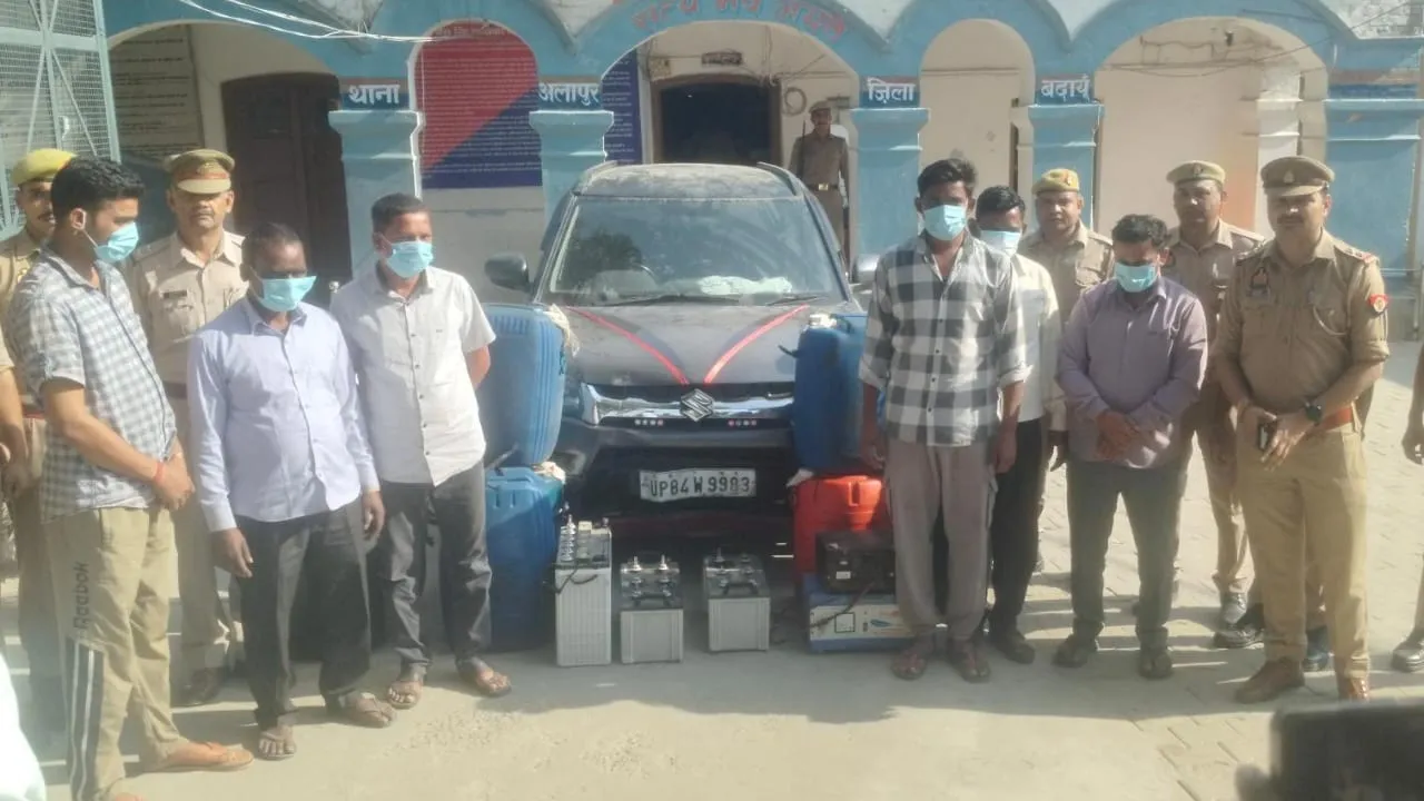 बदायूं के अलापुर में ट्रांसफार्मर तेल चोरी के मामले में गिरफ्तार छह आरोपी और बरामद 250 लीटर तेल, व्रेजा कार व उपकरण।